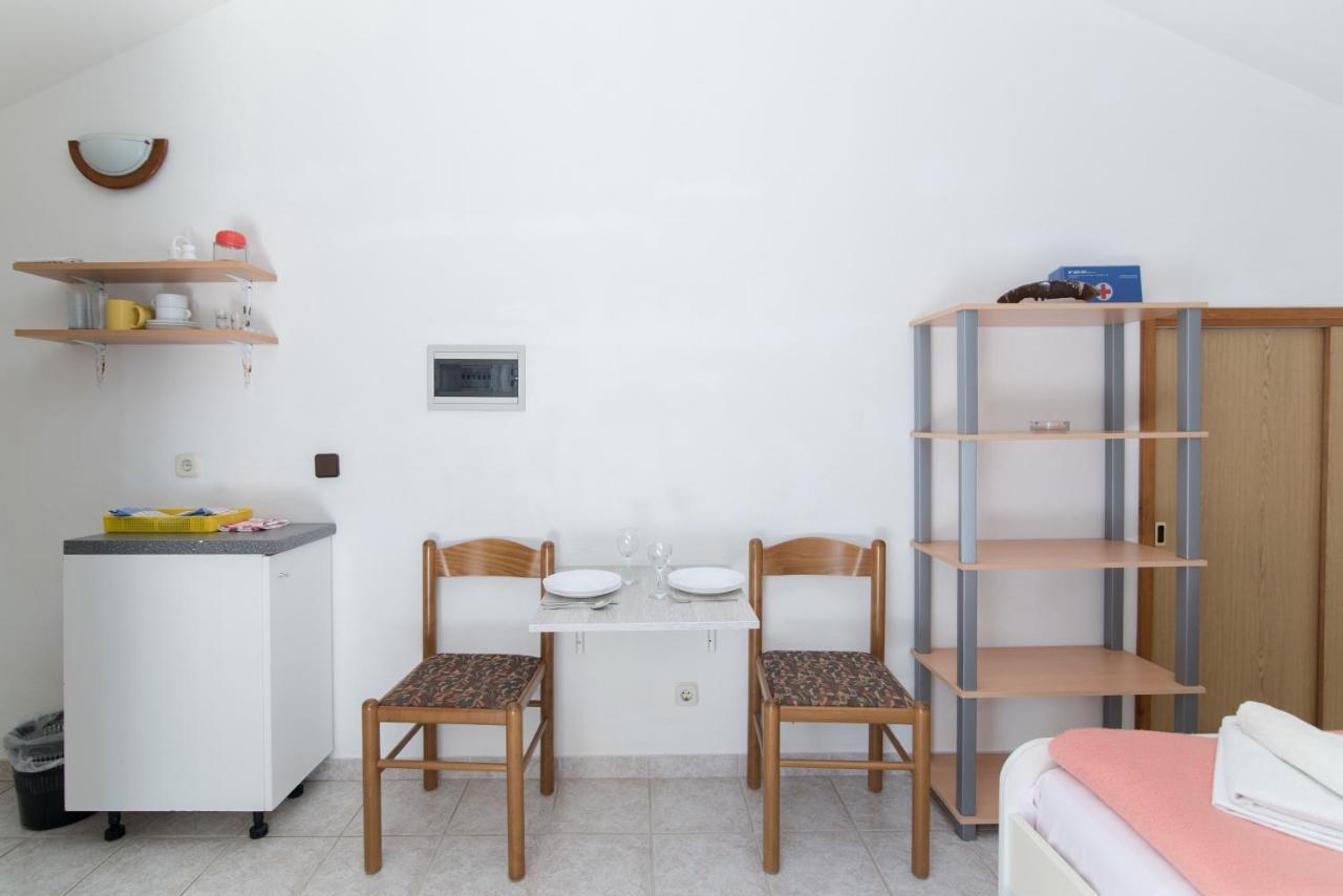 Apartments Pinija Supetar Oda fotoğraf